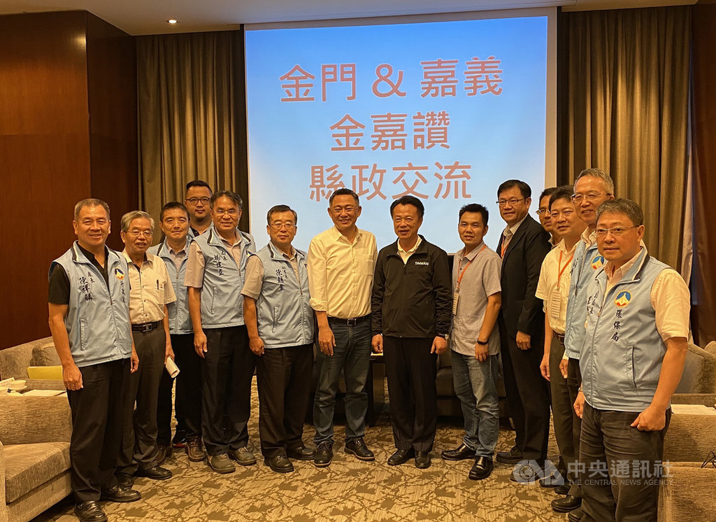 嘉義縣長翁章梁(中右黑衣者)17日率領縣府團隊赴金門參訪,金門縣長楊鎮浯(中左白衣者)率局處首長等親自接待,雙方在金湖飯店就兩縣縣政交流討論。(金門縣政府提供)中央社記者黃慧敏傳真 109年9月17日