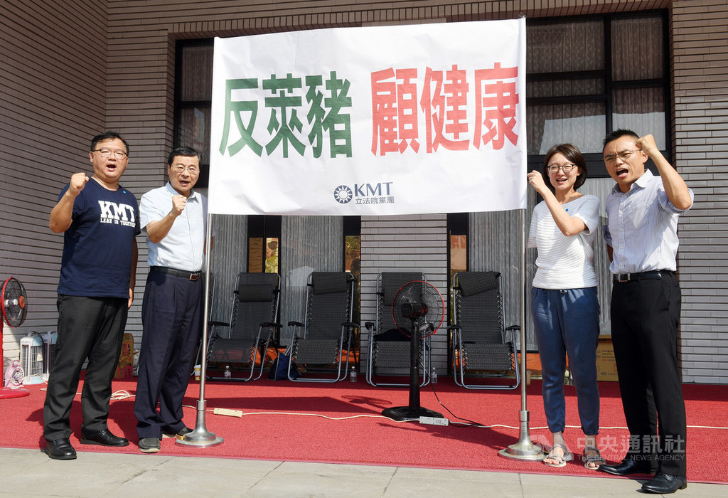 立法院新會期18日將開議,國民黨籍立委洪孟楷(右起)、吳怡玎、曾銘宗、李德維17日持「反萊豬 顧健康」巨幅標語,輪流守在議場門前,做好議事攻防準備。中央社記者施宗暉攝 109年9月17日