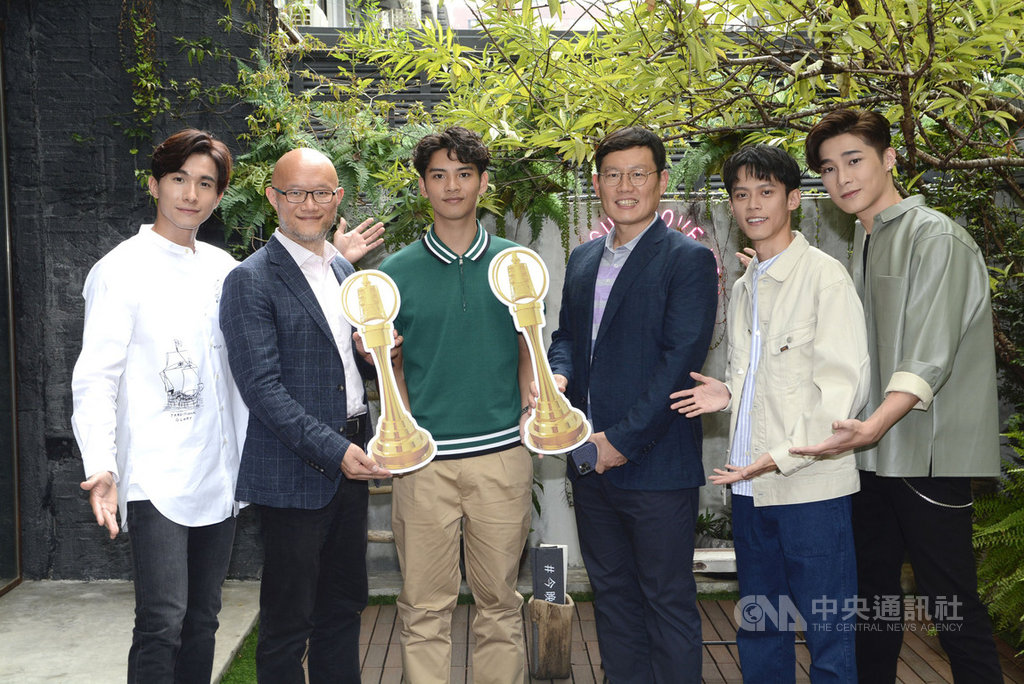 22歲新人演員劉韋辰(左3)以人氣同志劇HIStory3「那一天」,入圍第55屆金鐘獎戲劇節目最具潛力新人獎,劇組17日舉行媒體茶敘,LINE全球事業拓展部資深副總裁姜玄玭(右3)、LINE TV執行長陳立人(左2)現身送上祝福。(LINE TV提供)中央社記者葉冠吟傳真 109年9月17日