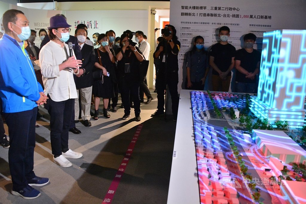「2020設計新北」展覽17日在新北動畫故事館揭幕,現場展出未來三重第二行政中心建築模型、台北科技大學設計的多媒體光雕模型,展現該行政大樓永續節能、循環智慧的特性,新北市長侯友宜(左)到場參觀。中央社記者黃旭昇新北攝 109年9月17日