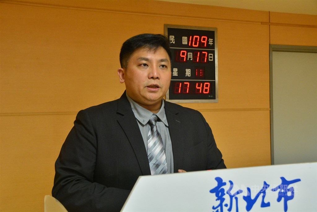 新北市金山區公所陳姓臉書小編8月間在家中猝死,法制局長吳宗憲(圖)17日晚間表示,對小編的工作態度表示敬佩,市府審查小組已認定為因公死亡,將辦理撫慰。中央社記者黃旭昇新北市攝 109年9月17日