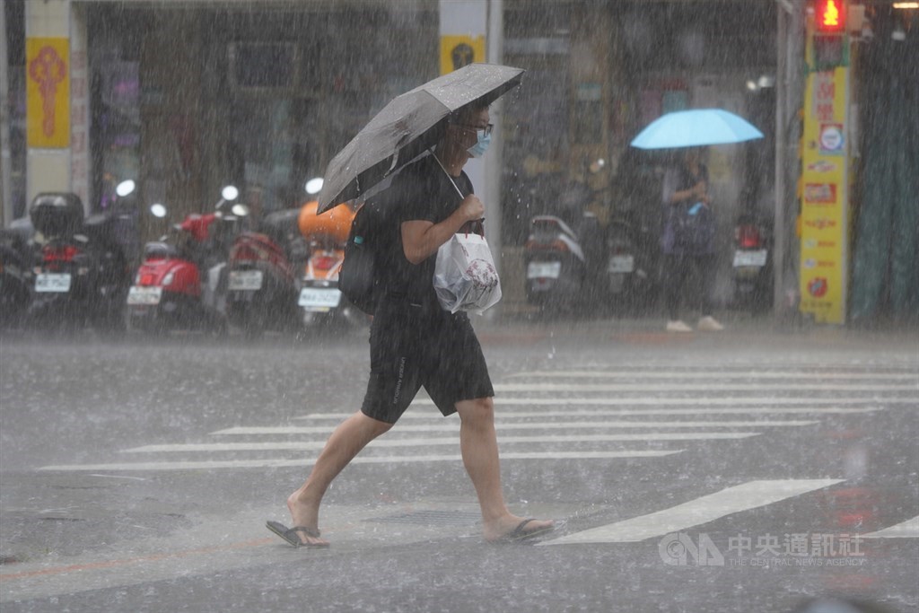 氣象專家吳德榮表示,18日鋒面接近,各地雲量漸增,北台灣將轉為有局部短暫陣雨或雷雨。(中央社檔案照片)