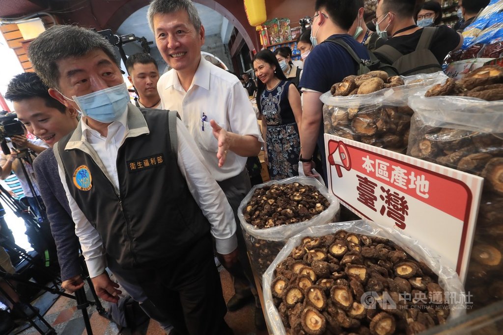 衛福部長陳時中(前左)17日上午到迪化商圈推動豬肉標示示範區,並走進商家,了解散裝食品標示規定。中央社記者吳家昇攝 109年9月17日