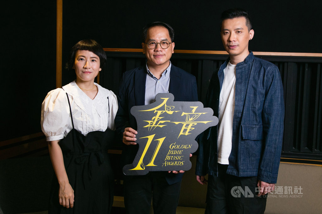 第11屆金音獎入圍名單17日揭曉,文化部次長彭俊亨(中)除感謝音樂人提供建議,也希望之後能讓金音獎成為亞洲指標性獎項,讓台灣創作力更被國際看見,台灣音樂人也能以入圍為榮。(文化部影視及流行音樂產業局提供)中央社記者王心妤傳真 109年9月17日