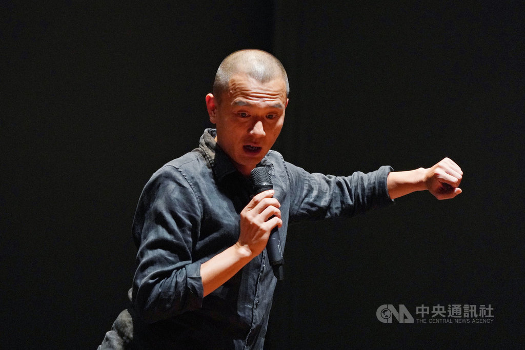 雲門舞集藝術總監鄭宗龍新作「定光」從森林尋找靈感,把自然搬進舞台,將於中秋節首演。鄭宗龍17日出席彩排記者會時表示,希望這齣舞作可以為觀眾在亂世中帶來一點溫暖跟希望。中央社記者徐肇昌攝 109年9月17日