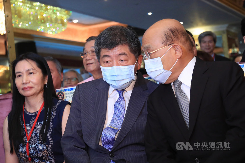 行政院長蘇貞昌(右)17日下午出席中華民國藥劑生公會全國聯合會會員代表大會,席間與衛福部長陳時中(右2)交換意見。中央社記者吳家昇攝 109年9月17日