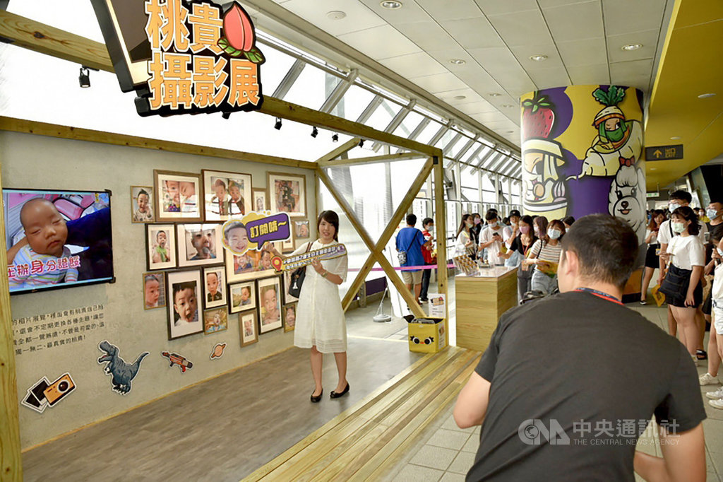 桃園捷運公司與網紅蔡阿嘎合作,在桃捷A2三重站打造蔡阿嘎兒子蔡桃貴的個人展覽等,藉以換取廣告效益,遭外界質疑圖利;蔡阿嘎17日表示,合作的展覽案將在9月底圓滿落幕。圖為7月18日開展畫面。(桃捷公司提供)中央社記者葉臻傳真 109年9月17日