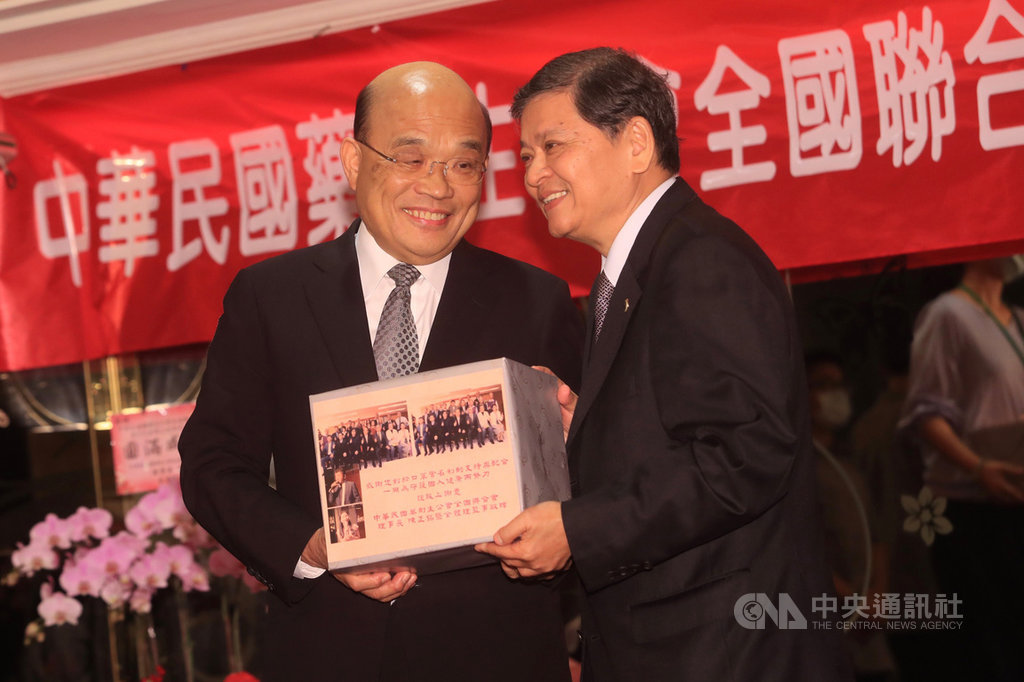 行政院長蘇貞昌(左)17日下午在台北天成大飯店,出席中華民國藥劑生公會全國聯合會會員代表大會,頒發感謝禮品給各縣市代表。中央社記者吳家昇攝 109年9月17日