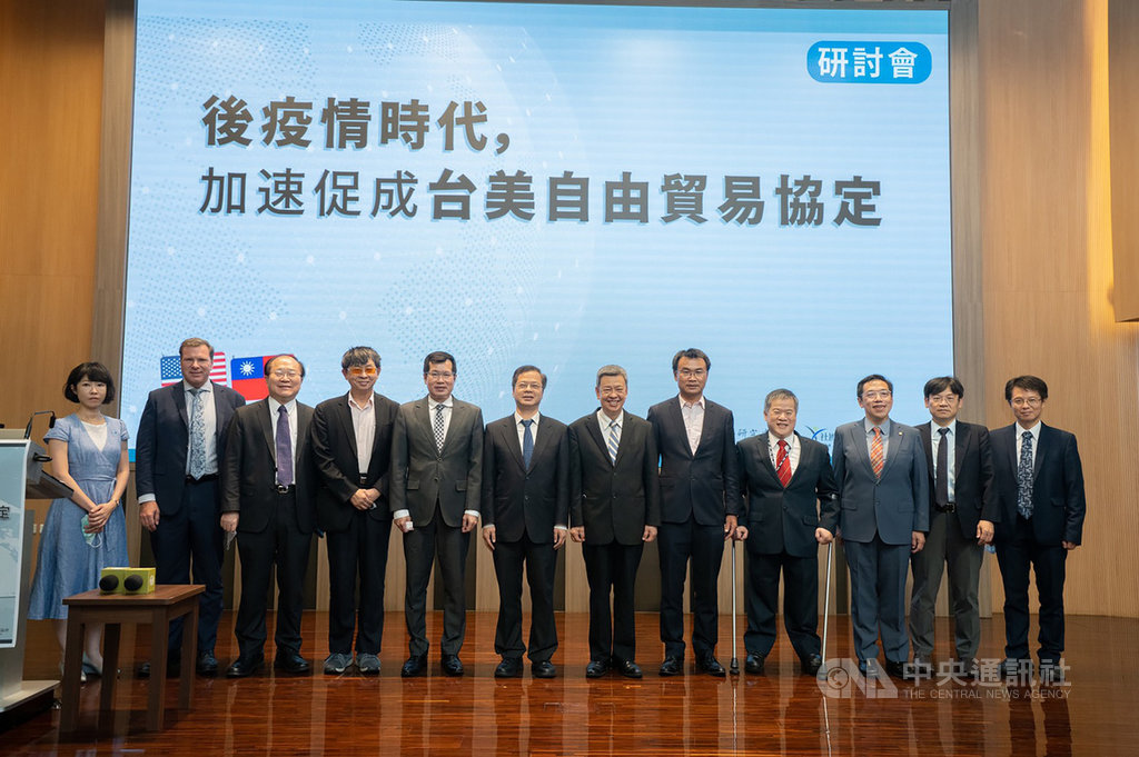 金融研訓院17日與台大公共經濟研究中心共同舉辦研討會,邀請前副總統陳建仁(左7)、國發會主委龔明鑫(左6)等專家學者與會討論。 (金融研訓院提供)中央社記者劉姵呈傳真