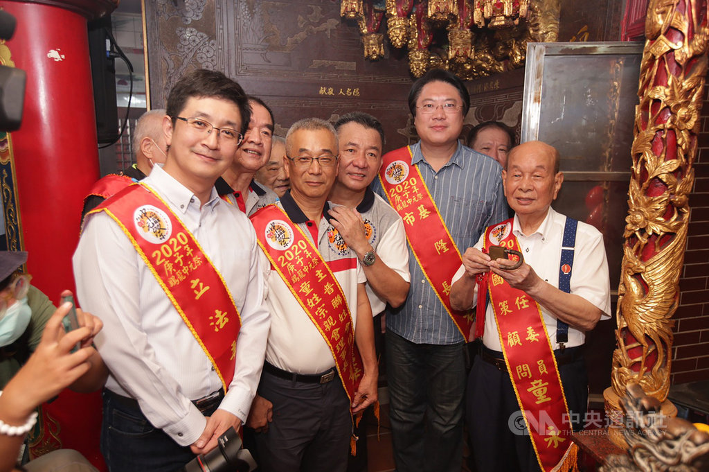 基隆老大公廟17日傍晚舉行關龕門儀式,基隆市長林右昌(右2)與今年輪值的白姓及童姓宗親會幹部等人一同鎖上龕門,也代表2020鷄籠中元祭圓滿落幕。(基隆市政府提供)中央社記者沈如峰基隆傳真 109年9月17日