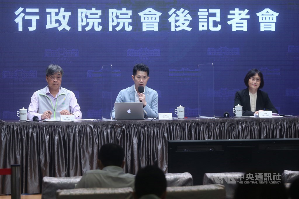 行政院會後記者會17日在新聞中心舉行,由發言人丁怡銘(中)主持,農委會副主委陳駿季(左)、金管會副主委邱淑貞(右)出席說明政策。中央社記者鄭傑文攝 109年9月17日
