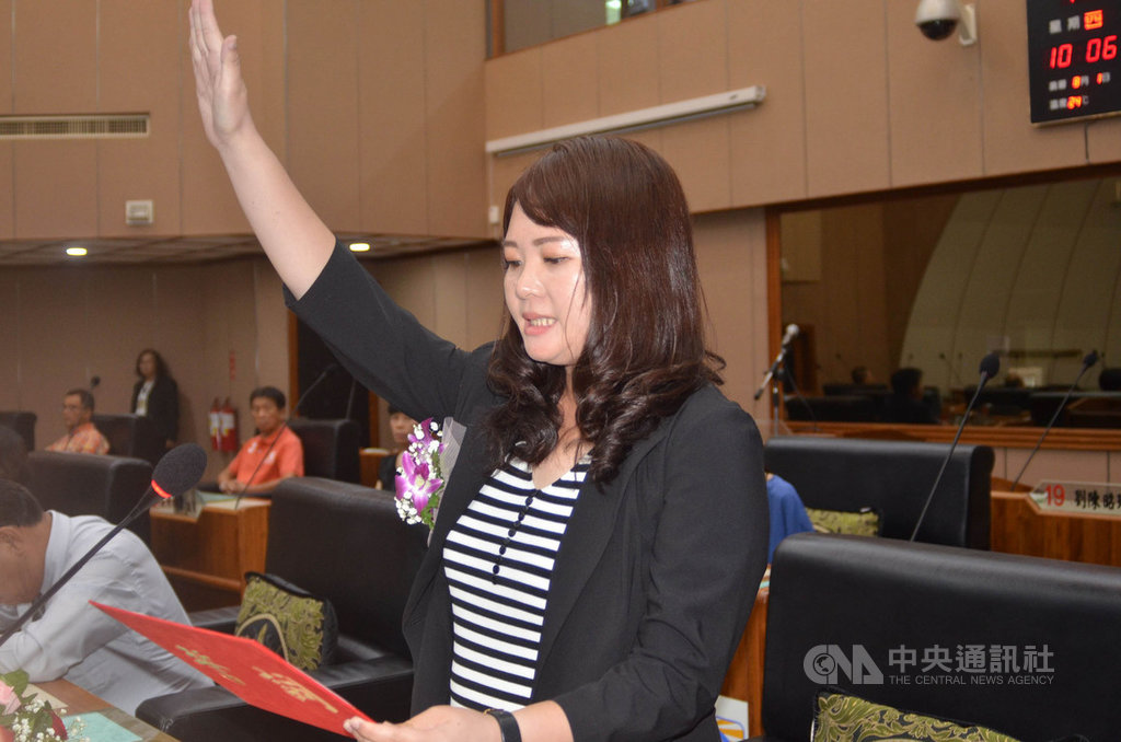 澎湖縣第3選區議員缺額補選完成,當選人宋昀芝(前)16日接受當選證書,17日上午在議會宣誓就職,表示要為白沙鄉建設打拚。中央社 109年9月17日