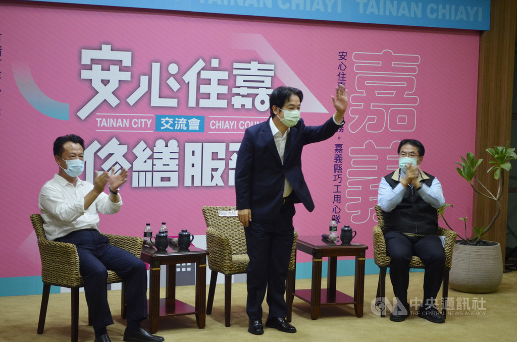副總統賴清德(中)、台南市長黃偉哲(右)與嘉義縣長翁章梁(左)17日在嘉義縣政府出席「安心住嘉修繕服務交流會」,討論幫助弱勢族群修繕房屋合作事宜。中央社記者蔡智明攝 109年9月17日