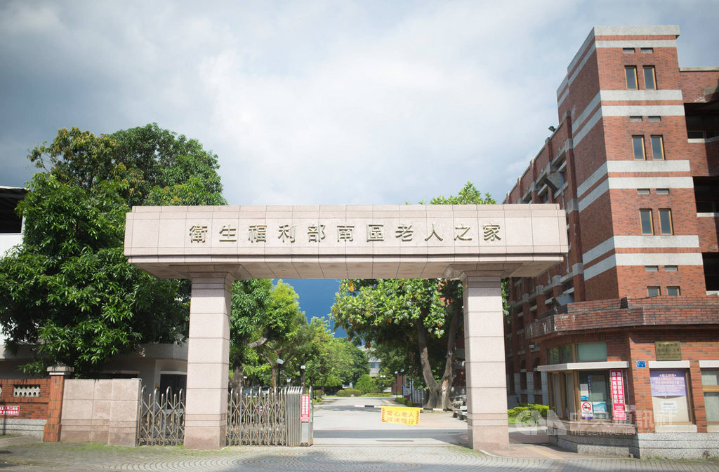 位於屏東市香揚巷的衛生福利部南區老人之家17日上午發生火警,院方工作人員以滅火器將火撲滅,有2名老人輕微嗆傷,6名工作人員吸入滅火器乾粉,送醫後無大礙。中央社記者郭芷瑄攝 109年9月17日