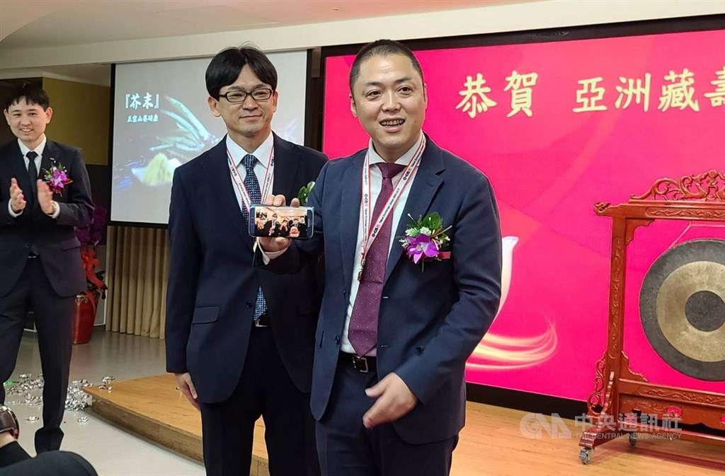 亞洲藏壽司掛牌上櫃,董事長西川健太郎(右)參與由櫃買中心舉行的掛牌儀式,因疫情無法前來的日本藏壽司社長則透過視訊祝賀。中央社記者江明晏攝 109年9月17日