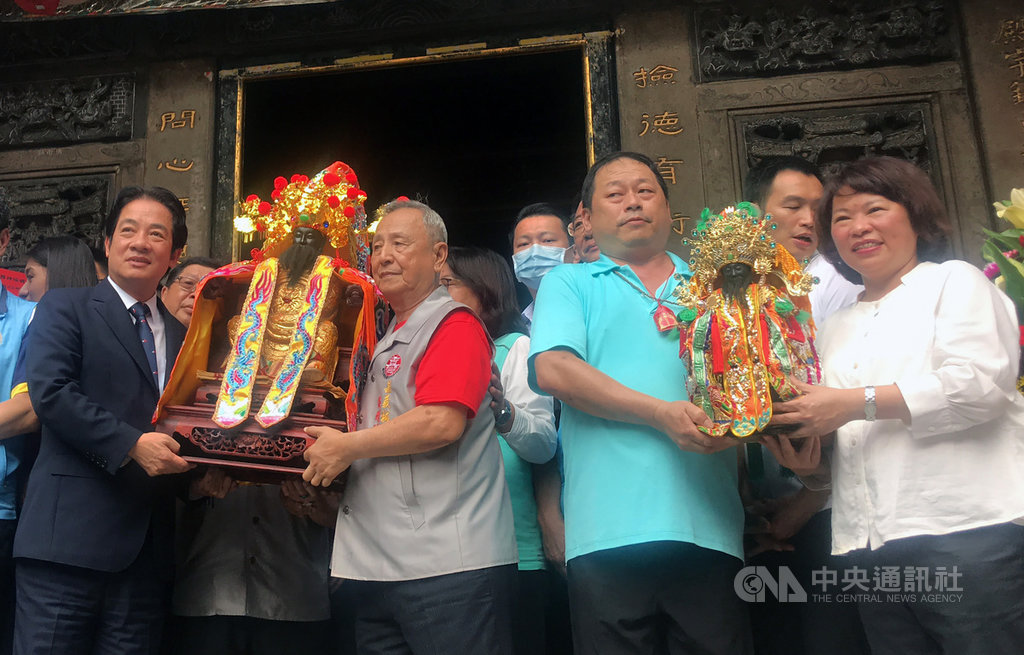 嘉義市城隍廟17日舉辦「城隍夜巡、夯枷解厄」活動,副總統賴清德(前左)、嘉義市長黃敏惠(前右)等人恭請城隍爺上轎,準備出巡。 中央社記者姜宜菁攝 109年9月17日