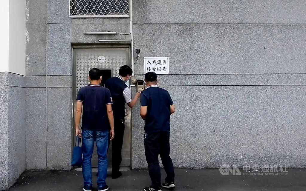 新北市傅姓蔬果中盤商(左)逃漏稅加計罰鍰共新台幣1億3900餘萬元,拒不繳納。行政執行署台北分署查出他涉嫌隱匿財產而聲請管收,17日並拘提傅姓男子,將他解送管收所執行。(台北分署提供)中央社記者蕭博文傳真 109年9月17日