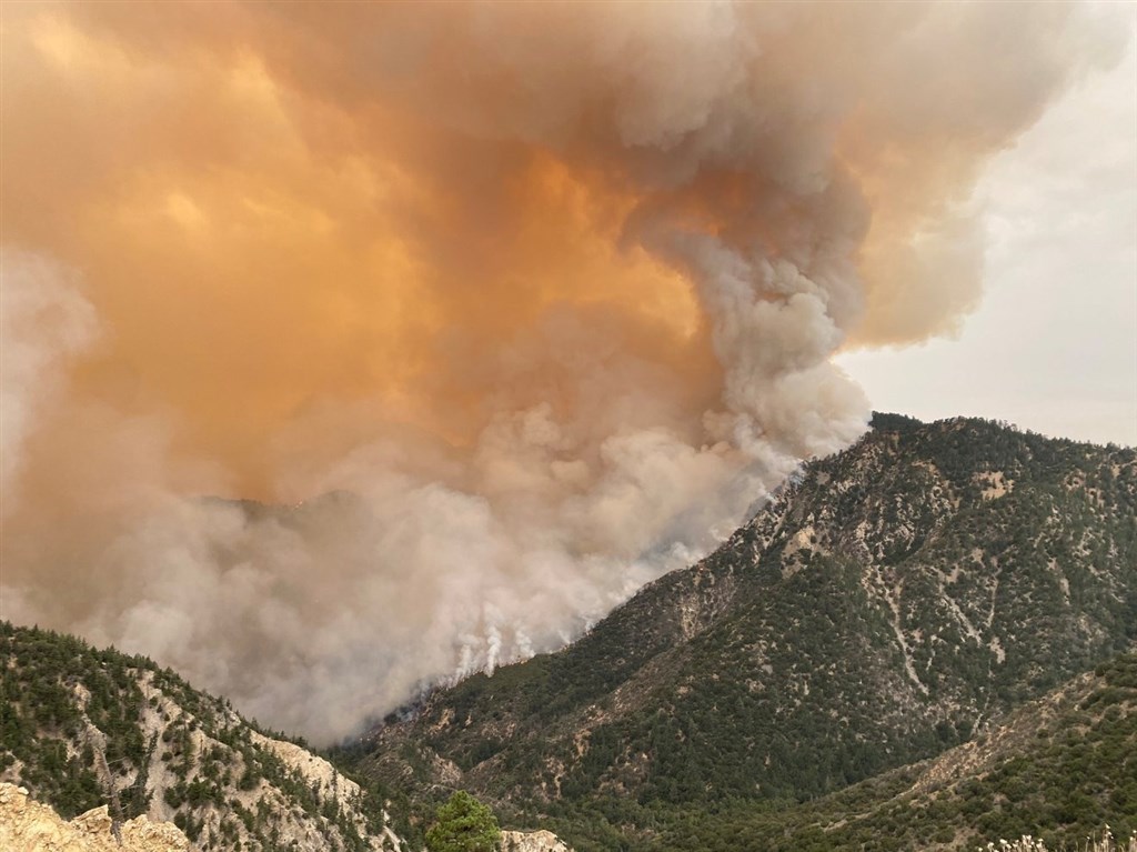 美國西岸野火延燒不僅摧毀美國西岸大片地區,產生的煙霧更飄洋過海抵達歐洲北部。(圖取自twitter.com/Angeles_NF)