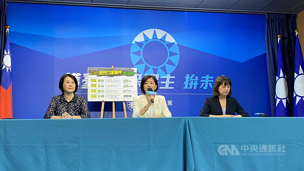 國民黨17日舉行「黑心混充口罩連環爆,政府把關漏洞多」記者會,指疫情尚未緩和,保護民眾日常健康的口罩卻接連出包,文傳會主委王育敏(中)表示,口罩混充問題嚴重,請衛福部長陳時中回到正式的工作崗位,那些專訪、表演、拍照等,都不是衛福部長的本業。中央社記者劉冠廷攝 109年9月17日