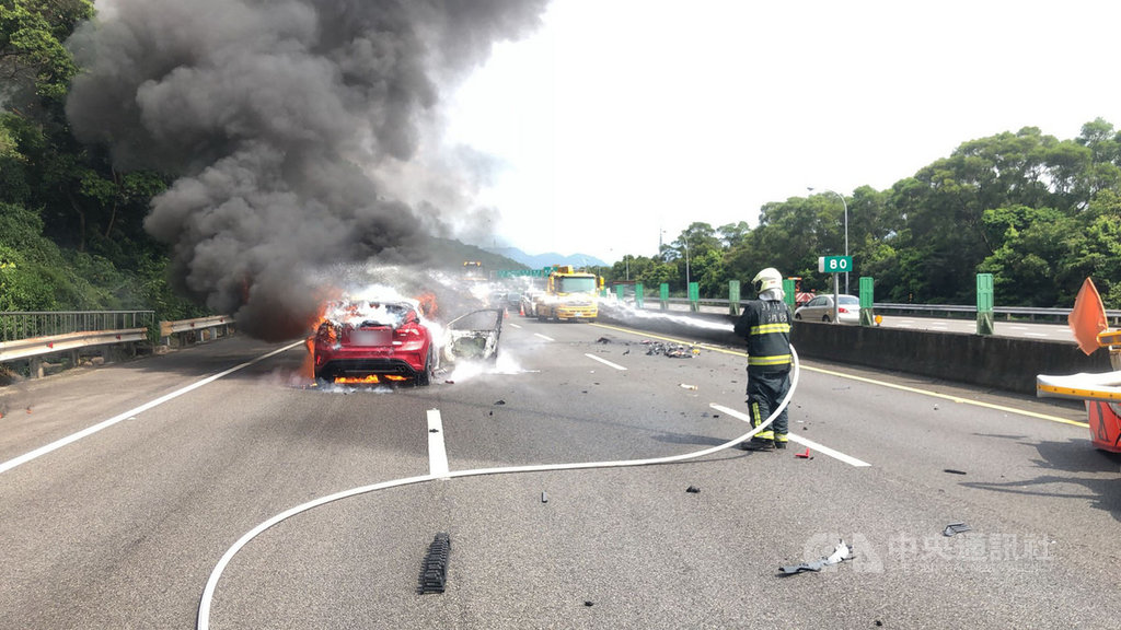 國道3號關西段南下80K處17日發生火燒車事故,警消指出,疑一輛轎車與工程車擦撞,導致轎車起火,消防人員到場搶救,目前已撲滅火勢,車道恢復通行。(新竹縣消防局提供)中央社記者郭宣彣傳真 109年9月17日