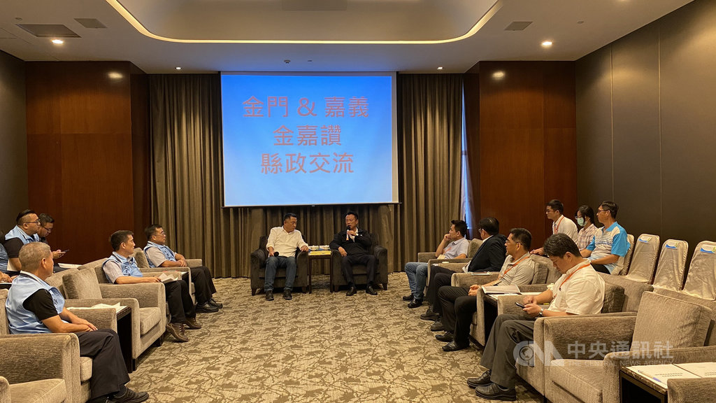 金門縣長楊鎮浯(後中左)17日與來訪的嘉義縣長翁章梁(後中右)交流,雙方討論土地分布、土地權屬、人口結構、鱟及水獺保育等議題,並盼兩縣未來有更多合作機會。(金門縣政府提供)中央社記者黃慧敏傳真 109年9月17日