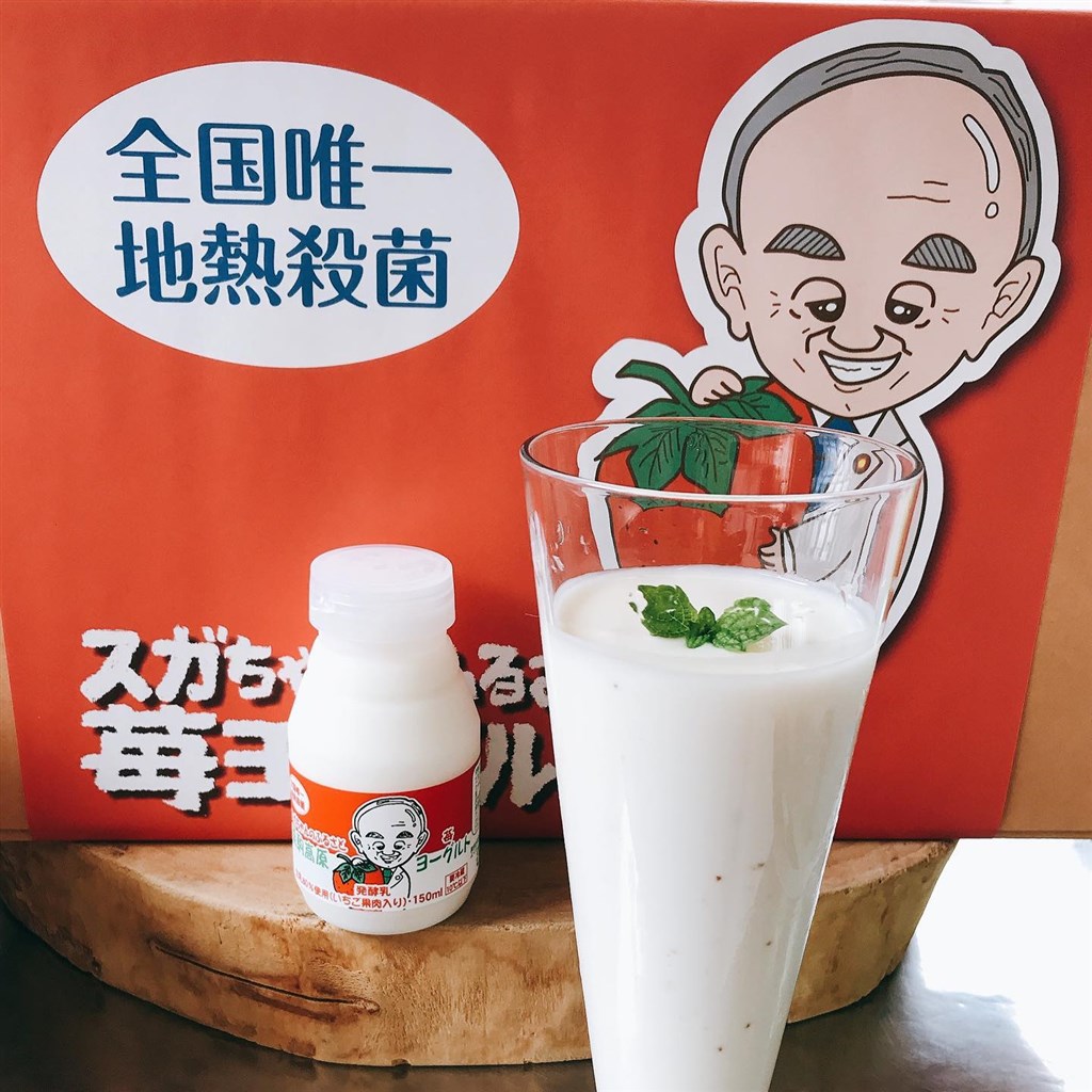 菅義偉16日接任日本首相,他的老家秋田縣業者推出外觀有Q版畫像的優酪乳。(圖取自facebook.com/kurikoma.co.jp)