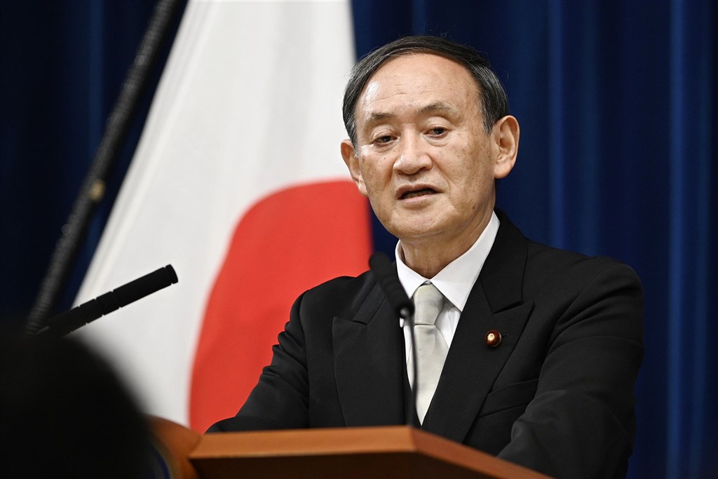 日本新任首相菅義偉所組成的內閣16日正式上路,他在記者會談到施政抱負時強調,當務之急是做好防疫工作及兼顧拚經濟。(共同社)