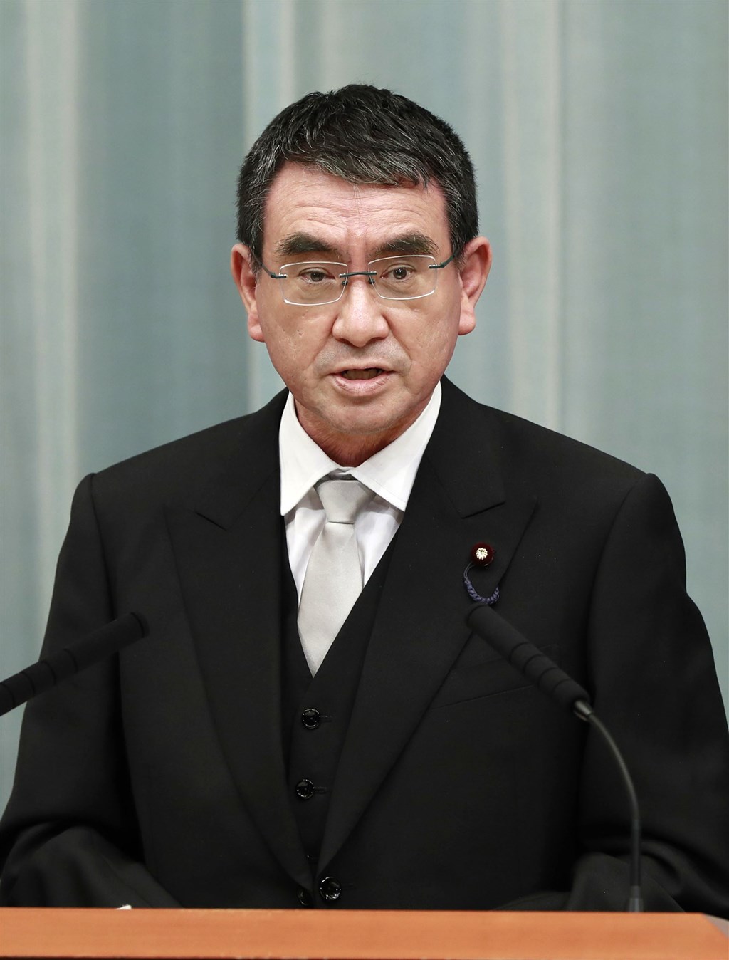 日相菅義偉說,已令行政改革大臣河野太郎(圖)研議設立可讓民眾提供資訊的訴怨專線。(共同社)