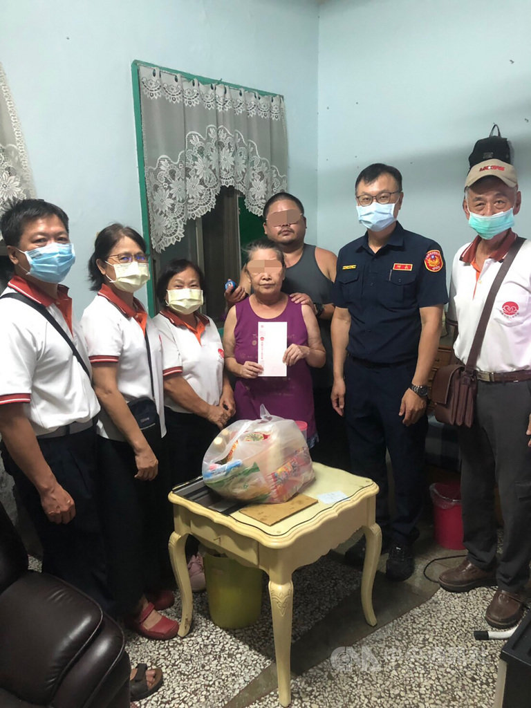 高雄楠梓一名陳姓婦人患有多重慢性疾病,又需獨自扶養罹癌母親,目前因無業陷入困境,楠梓分局員警得知後協助聯繫在地善心團體募款及物資伸援,陳婦十分感激。(高雄市警局楠梓分局提供)中央社記者洪學廣傳真 109年9月17日