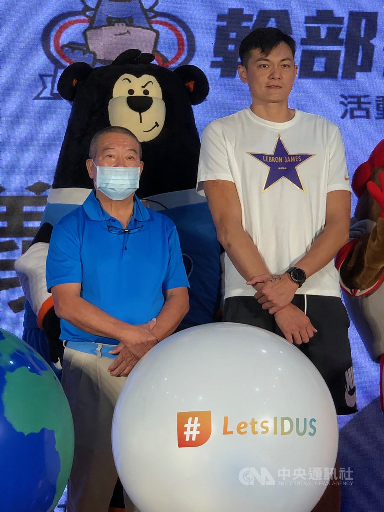 新職籃聯盟P.League+新竹攻城獅隊陣中最資深球員吳岱豪(右)今年35歲,他17日笑說,與新秀田浩、高國豪年紀相差超過一輪,他們不應該稱他「豪哥」,應改叫「豪叔」。中央社記者黃巧雯攝 109年9月17日