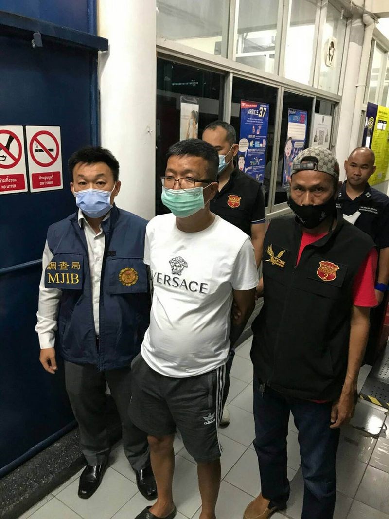 非法吸金超過新台幣130億元的鼎立集團總裁秦庠鈺(中)潛逃泰國,持假護照被判刑,15日提前出獄,17日立即遭遣返回台歸案。(泰國警方提供)中央社記者呂欣憓曼谷傳真 109年9月17日