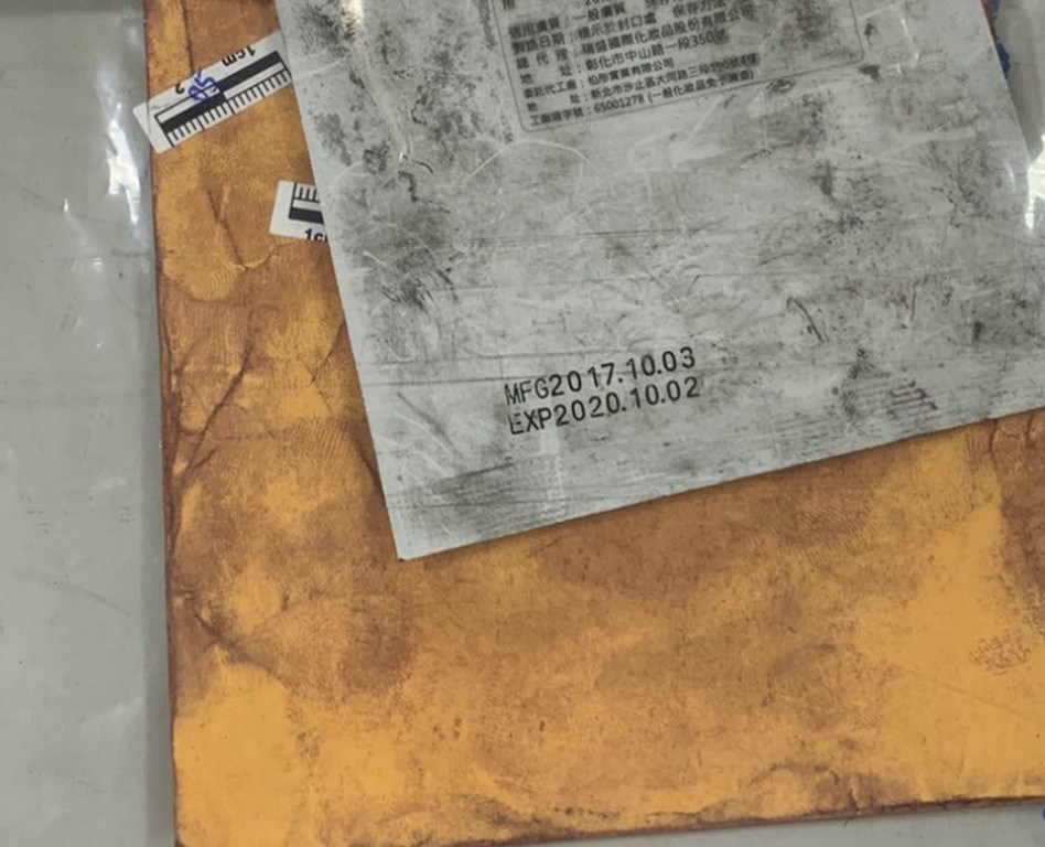 謝姓外送員日前到台北市萬華區向高姓男子取件,發現信件摸起來有顆粒感、察覺有異,於是轉往派出所報案,警方檢驗後發現信件內晶體有毒品反應,循線逮高男等人送辦,並起獲5包、約100公克的安非他命等物。圖為放毒品信封袋。(警方提供)中央社記者劉建邦傳真 109年9月17日
