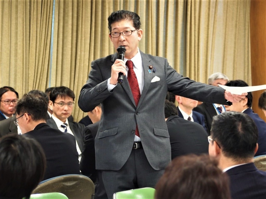 日本時事通信社18日報導,眾議院宣布,日本執政黨自民黨的眾議員高鳥修一(站立者)確診武漢肺炎,這是日本首位確診的國會議員。(圖取自twitter.com/takatorishuichi)