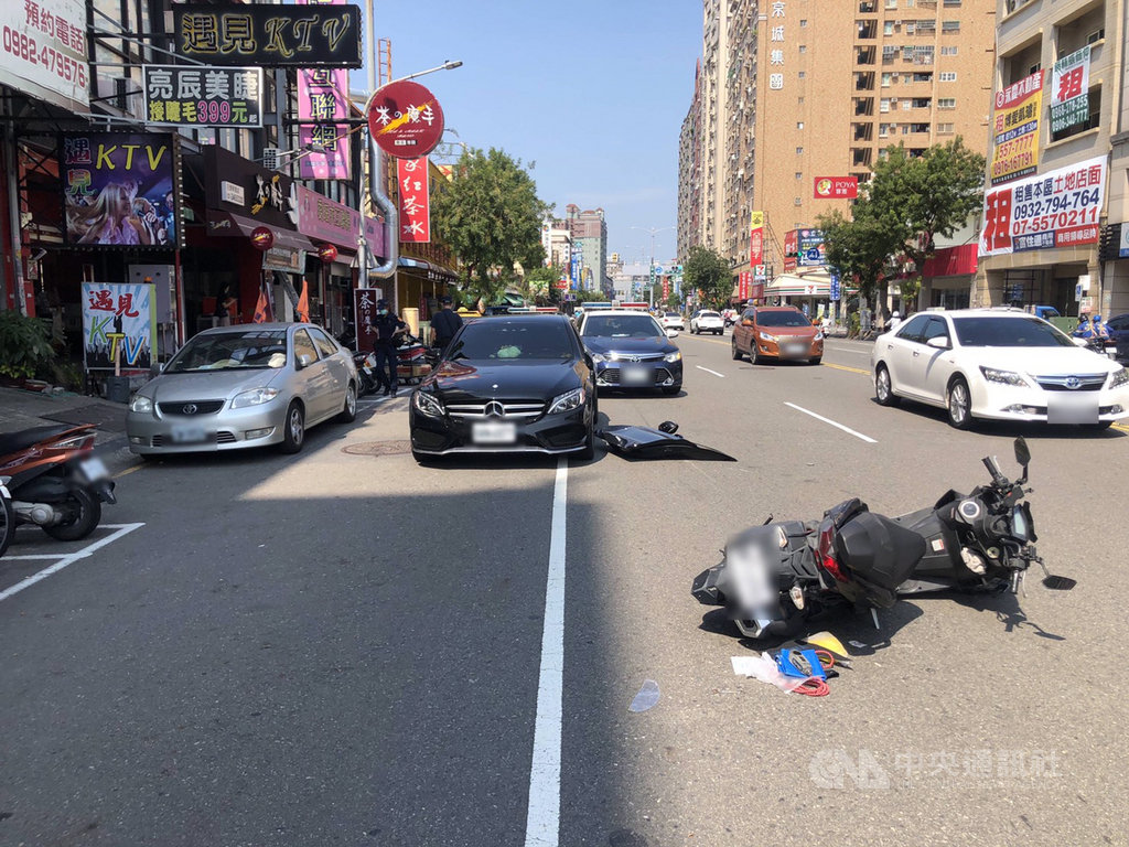 高雄市左營區謝姓男子16日下午將賓士汽車併排違停,且開車門未注意後方,導致林姓男子騎乘機車閃避不及撞上賓士車門,撞擊力道之大甚至撞掉賓士車門。所幸林男輕傷送醫後無生命危險。(高雄市警局左營分局提供)中央社記者洪學廣傳真 109年9月18日