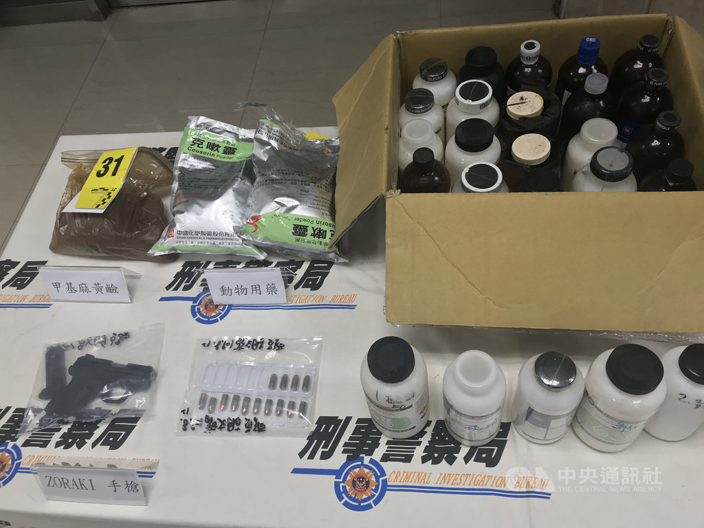 刑事局18日宣布破獲毒品案,發現53歲姜姓男子以動物用感冒藥等物製成安非他命半成品。警方日前掌握線索,在姜男租屋處搜出大批化學藥劑、原料及製毒設備,訊後送辦。中央社記者劉建邦攝 109年9月18日