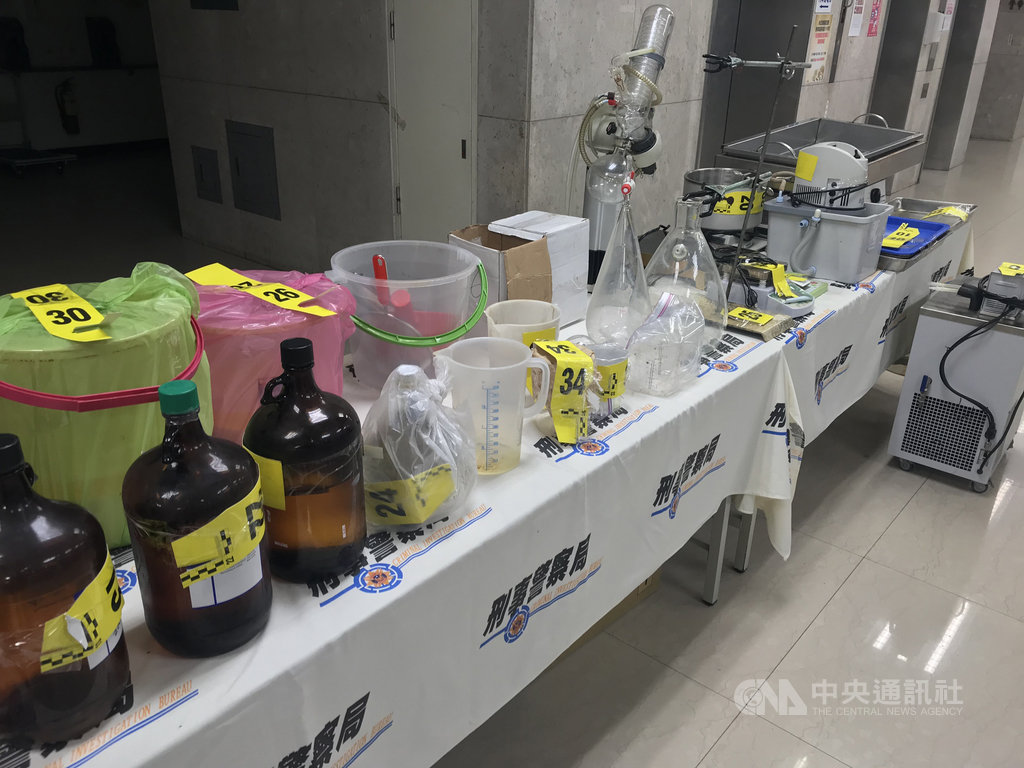 刑事局18日召開記者會指出,53歲姜姓男子以動物用感冒藥等物萃取製安非他命原料,做成半成品安毒,警方日前到姜男租屋處搜索,在密閉式房間發現各種化學藥劑、原料及製毒設備,訊後依毒品危害防制條例等罪嫌移送桃園地檢署偵辦。中央社記者劉建邦攝 109年9月18日