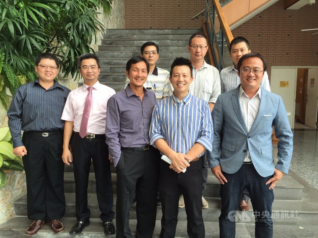 台灣養豬青年聯盟理事長張佑誠(前排右1)接受中央社記者採訪時說,百億養豬產業基金的8大用途,已將台灣豬當年銷日稱冠的屠體評級包裝進去,「地點在嘉義、屏東,要做了」,將「雙軌並行」。(張佑誠提供)中央社記者楊淑閔傳真 109年9月18日