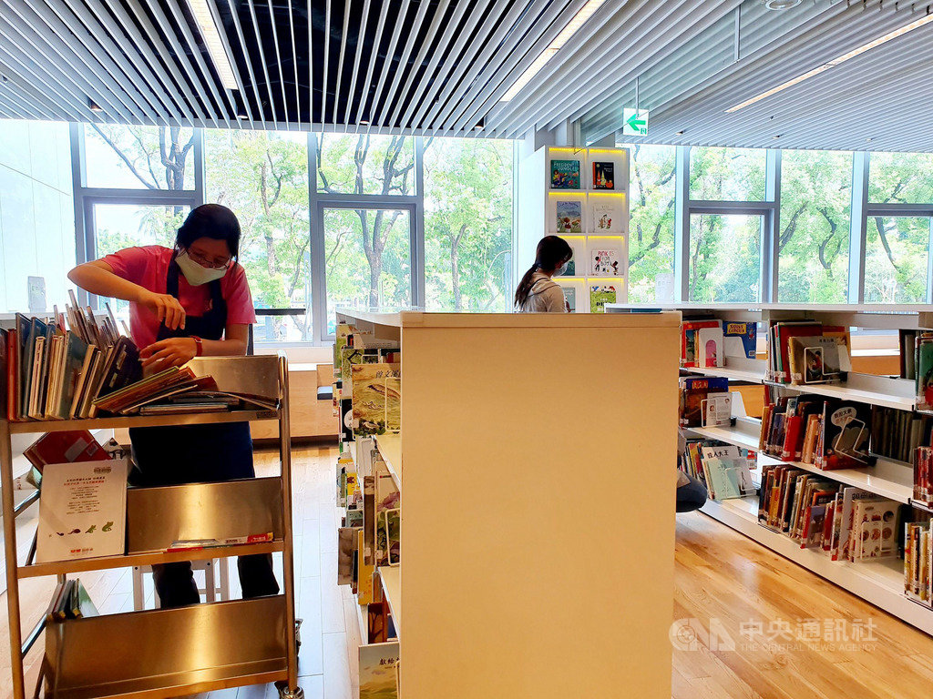 屏東縣立總圖書館以「分齡分眾」的適讀服務,在每個樓層規劃多元種類藏書,滿足各年齡族群需求,營造「屏東人的大書房」氛圍。(屏東縣政府文化處提供)中央社記者洪學廣傳真 109年9月18日