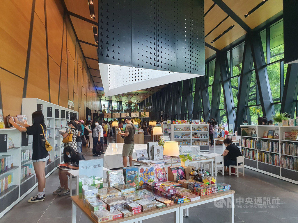 屏東縣立總圖書館19、20日家庭選書日,縣府文化處表示,屏東總圖不僅持續上架新書,也歡迎民眾化身選書師,只要到1樓誠品期間限定店挑選想看的書,確認未列入全縣公共圖書館館藏,將由總圖買單,之後就可到總圖借閱。(屏東縣政府文化處提供)中央社記者洪學廣傳真 109年9月18日
