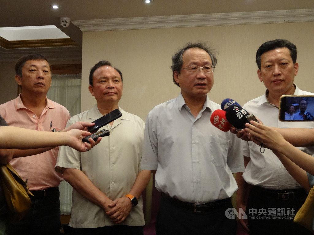 含萊克多巴胺美豬明年進口,農委會要以百億基金做8用途革新養豬業。農委會18日第二度與中華民國養豬協會進行全國性會商,終於達成共識,農委會副主委黃金城(右2)表示,8大用途包含設備更新補助1/2,另外,避免亂丟棄死豬的斃死豬保險補貼也會從3到7成增為4到8成。中央社記者楊淑閔攝 109年9月18日