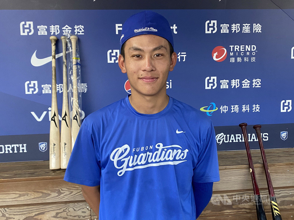 中華職棒富邦悍將隊18日將狀元捕手戴培峰(圖)升上一軍,他表示,剛下二軍時打擊一直面臨低潮,不過這陣子調適心情,才開始好轉。(富邦悍將提供)中央社記者楊啟芳傳真 109年9月18日