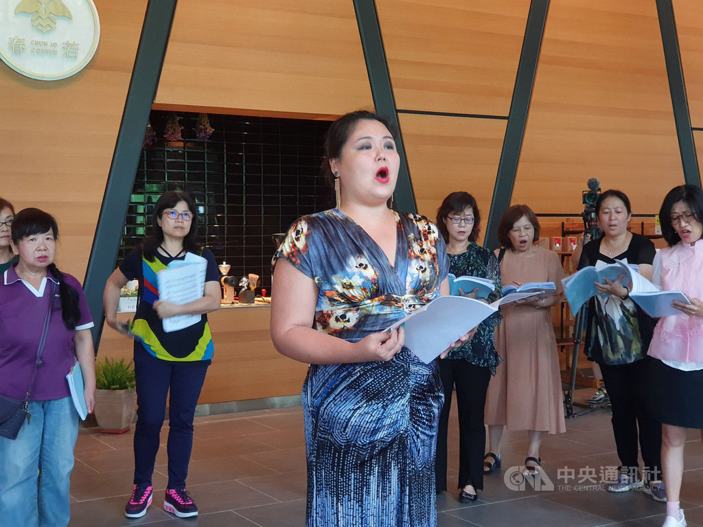 亞洲知名女高音、完美詮釋「杜蘭朵公主」的左涵瀛(中)18日現身屏東縣立總圖書館演唱,為「2020南國音樂節」快閃宣傳。(屏東縣政府文化處提供)中央社記者洪學廣傳真 109年9月18日
