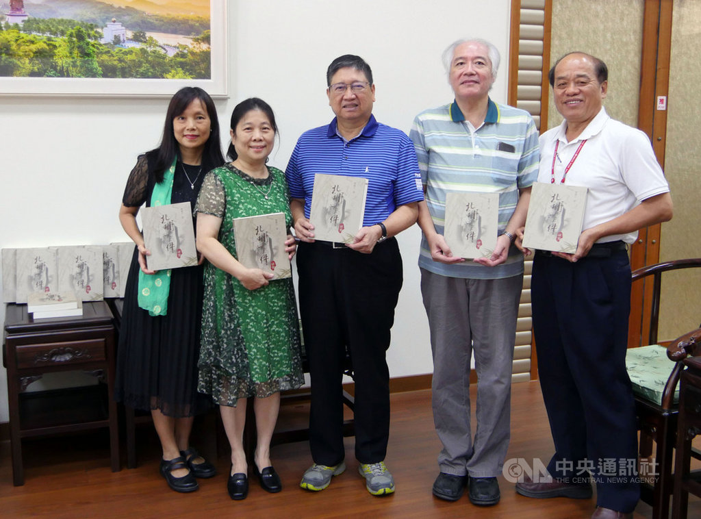 新竹縣已故校長楊鏡汀長期鑽研北埔抗日事件,並推動客家文化,為感謝他的貢獻,文化局出版楊鏡汀的遺作「北埔事件研究」,感謝楊鏡汀生前對地方文史的付出與貢獻。縣長楊文科(中)18日將「北埔事件研究」一書,交到楊鏡汀的女兒楊毓雯(左2)手中。中央社記者郭宣彣攝 109年9月18日