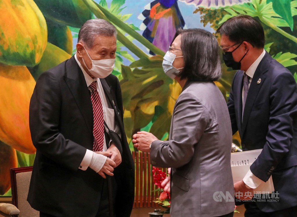 日本前首相森喜朗(左)18日率團搭機訪台,總統蔡英文(前右)傍晚在總統府接見森喜朗一行,向森喜朗拱手致意。中央社記者裴禛攝 109年9月18日