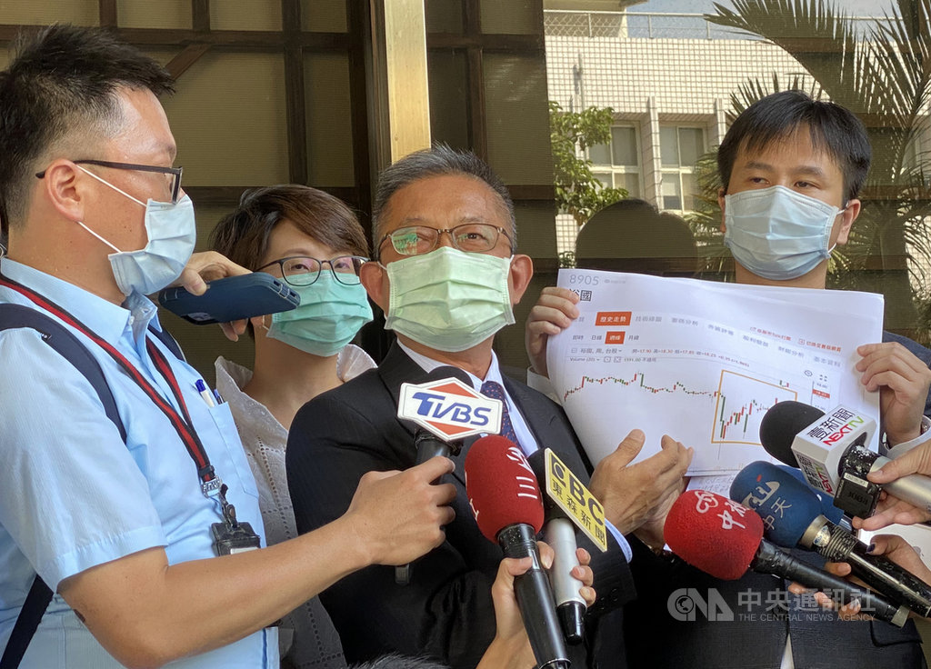 裕國冷凍冷藏公司前董事長楊連發(中)18日在律師陪同下到台北地檢署,按鈴控告姪子、現任董事長楊育偉等人涉嫌違反證券交易法等罪。中央社記者林長順攝 109年9月18日