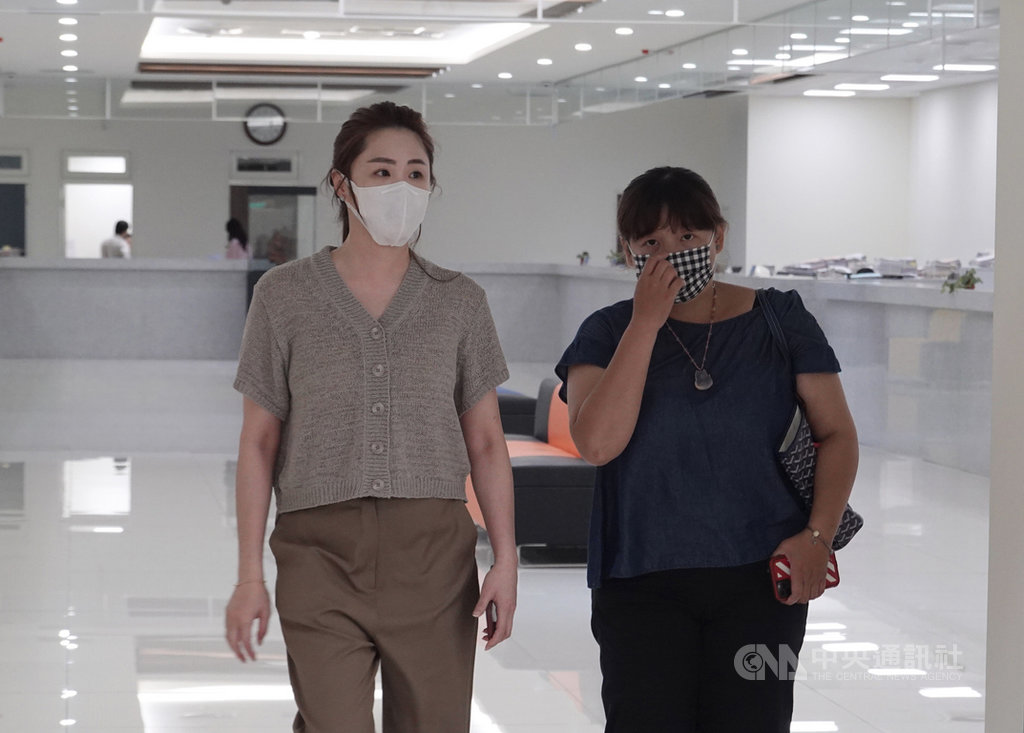 前新北市議員李婉鈺(左)被控動手打男警及觸犯強制未遂罪,18日下午到台北地檢署執行科報到,繳交罰金新台幣13萬7000元。中央社記者林長順攝 109年9月18日