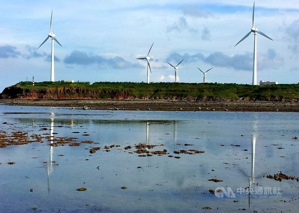 台電推廣綠能發電,18日由再生能源處長蔡英聖首度發表澎湖綠能小旅行活動,委請專業編曲家李威漢創作的「旋轉的風樂」也同步首播,透過風、海與沙灘等所產生的低頻音樂,譜出澎湖風的專屬樂章。中央社 109年9月18日