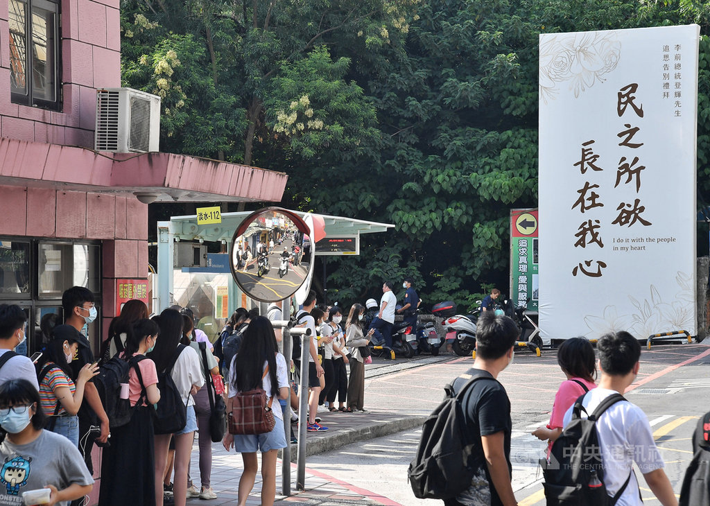 前總統李登輝辭世,19日將在淡水真理大學大禮拜堂舉行追思告別禮拜,18日先行預演,校門口設置李登輝生前名言「民之所欲,長在我心」看板。中央社記者鄭清元攝 109年9月18日