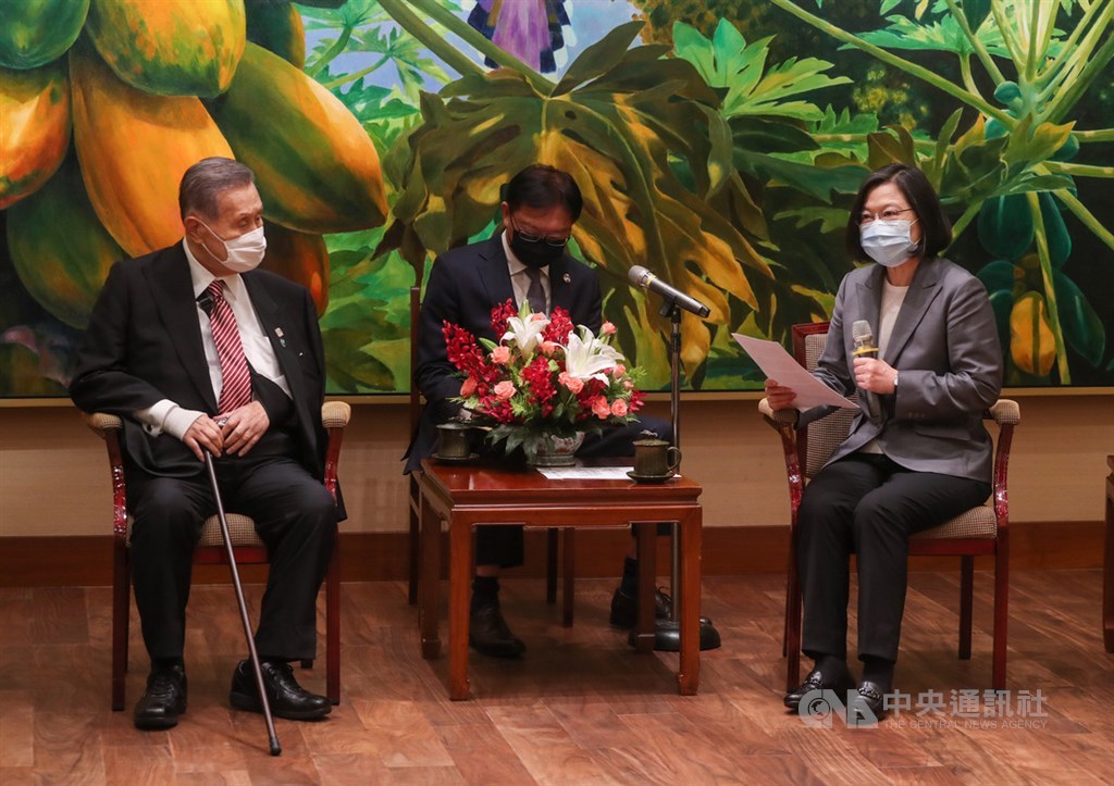 總統蔡英文(右)18日傍晚在總統府接見日本前首相森喜朗(左),蔡總統表示,日本首相菅義偉日前上任,過去幾年台日友好夥伴關係,不管民間或官方都在提升,她要向菅義偉新內閣表達祝福,也感謝前首相安倍晉三任內對深化台日關係的貢獻,她相信台日會持續深化合作、關係會更提升。中央社記者裴禛攝 109年9月18日