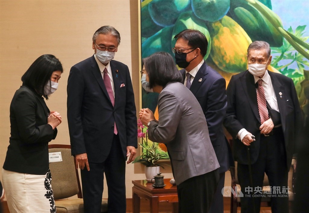 總統蔡英文(前中)18日傍晚在總統府接見「李前總統登輝先生追思告別禮拜日本弔唁團」,與前日本首相森喜朗(右)及隨團議員等拱手致意。中央社記者裴禛攝 109年9月18日